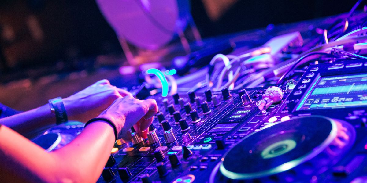 Guida Completa ai Mixer per DJ: Tipologie, Funzionalità e Consigli per la Scelta